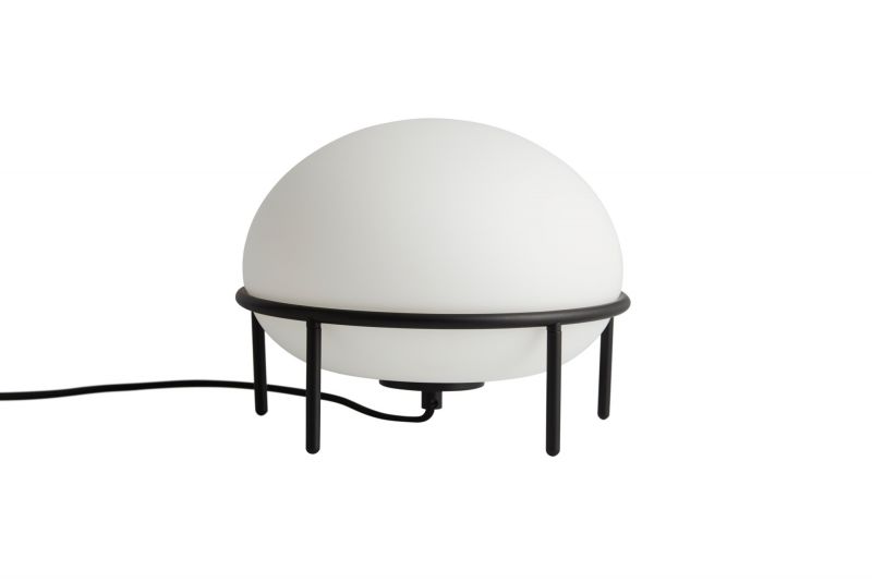 Woud Pump Table Lamp Tischleuchte mit rundem, weißem Lampenschirm und schwarzem Metallgestell.